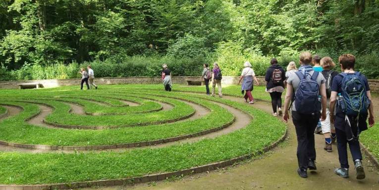 Wanderer in einem Rasen-Labyrinth